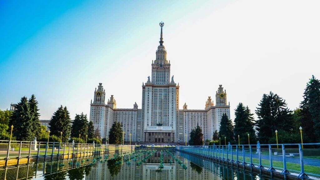 Turkiye'den icerik ureticileri icin WeChat uzerinden Rus markalarna ulasma, guclu CTA'larla donusum saglama rehberi. Strateji, mesaj, icerik ve teknik taktikler.