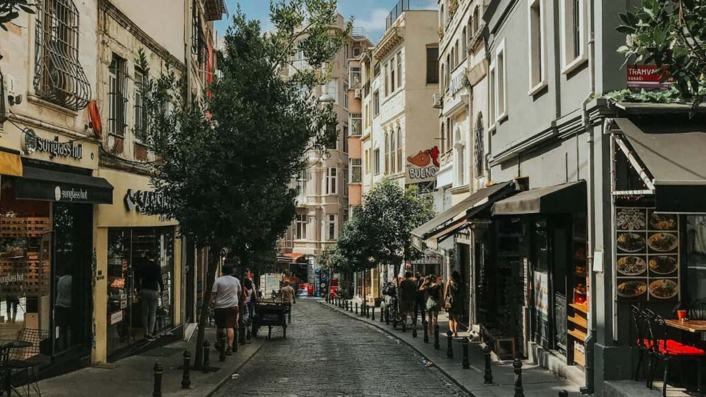 Turkiye'deki markalar icin Lubnan merkezli Netflix icerik ureticilerini bulma, dogrulama ve wellness rutinleriyle isbirligi yapma rehberi; strateji, riskler ve pratik admlar.