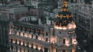 Turkiye'den kreatifler icin pratik rehber: Etsy'de Estonya markalarn nasl bulur, onlara nasl ulasr ve styling challenge isbirlikleri nasl kurarsn adm adm, ornekler ve yerel taktiklerle.